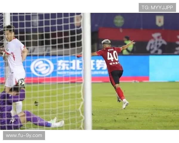 当足球场化身生命战场球员用球技上演惊心动魄的救人瞬间